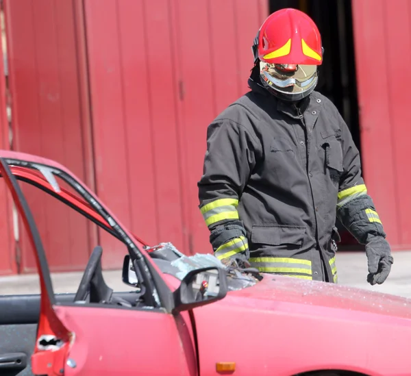 Pompier italien avec uniforme de protection et casque rouge — Photo