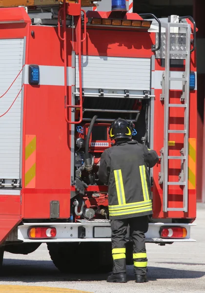 Isolato pompiere italiano con uniforme protettiva e casco — Foto Stock