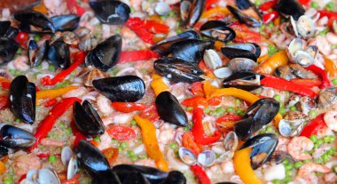 paella pirinç istiridye ve midye ve yeşil bezelye ile