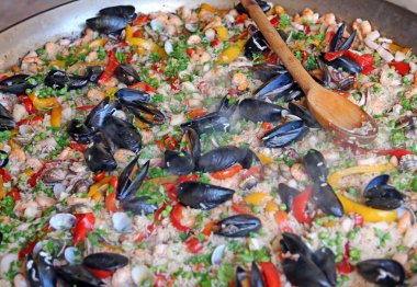 paella pirinç istiridye ve midye ve yeşil bezelye ile