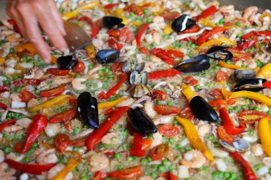 Şef biraz maydanoz karidesli pirinç paella ekler