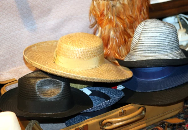 Hats in vintage style in the old suitcase — Stock Photo, Image