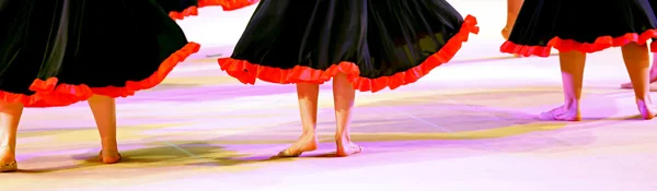 Beine der Tänzer bei der Aufführung des Flamenco-Tanzes — Stockfoto