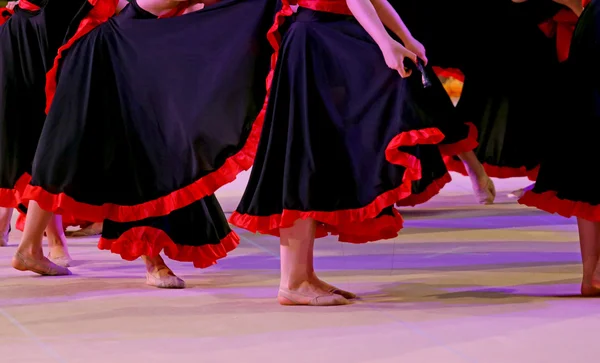 Gambe dei ballerini durante lo spettacolo di flamenco danzante i — Foto Stock