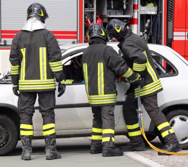 İtfaiye sonra bir trafik kazası bir yaralı rahatlatmak