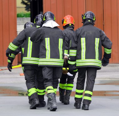 Yaralı bir sedye üzerinde itfaiyeciler tarafından