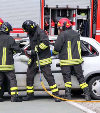 İtfaiye sonra bir trafik kazası bir yaralı rahatlatmak
