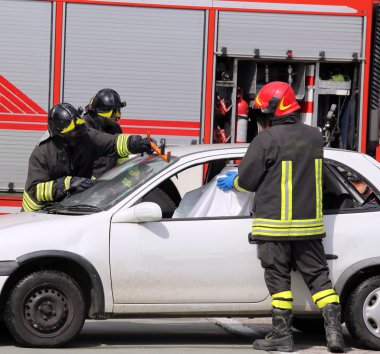 İtalyan itfaiye eylem sonra trafik kazası