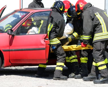 İtfaiyeciler eylem cesur ve yaralıların çekin