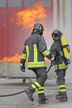 oksijen şişe ile iki itfaiye yangın kapalı