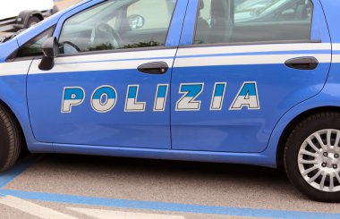 İtalyan mavi polis arabası sokakta