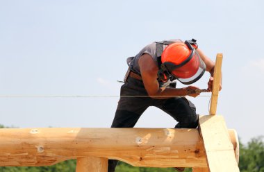 Kask ve güvenli bir şekilde çalışmak için koruyucu ekipman ile marangoz
