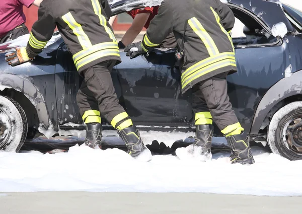 Feuerwehrleute bei Autounfall im Einsatz — Stockfoto