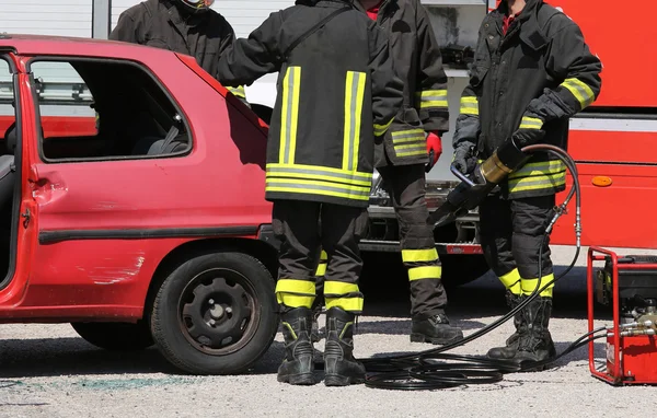 Πυροσβέστες στη δράση κατά τη διάρκεια ενός ατυχήματος αυτοκινήτων — Φωτογραφία Αρχείου