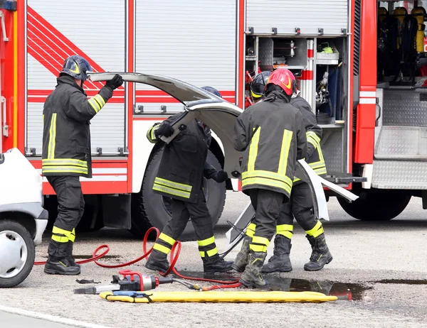 Fireman in action during a car accident — Stock Photo, Image