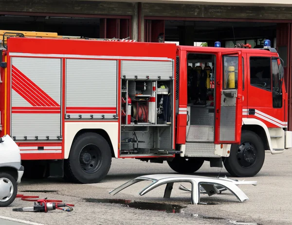 Acidente de carro com peças de carro e o caminhão de bombeiros — Fotografia de Stock