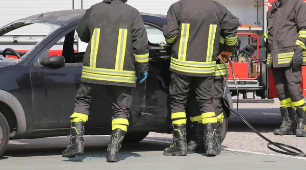 車の事故で消防隊 — ストック写真