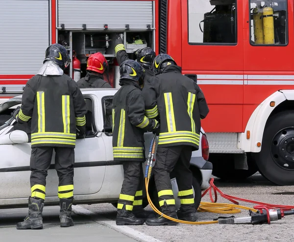 Pompiers lors d'une séance d'entraînement à la caserne de pompiers — Photo