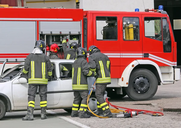 Włoski strażaków złagodzić rannych po wypadku drogowym — Zdjęcie stockowe