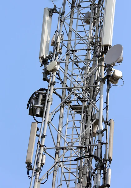 Gran antena para señales de teléfono celular en el enrejado —  Fotos de Stock