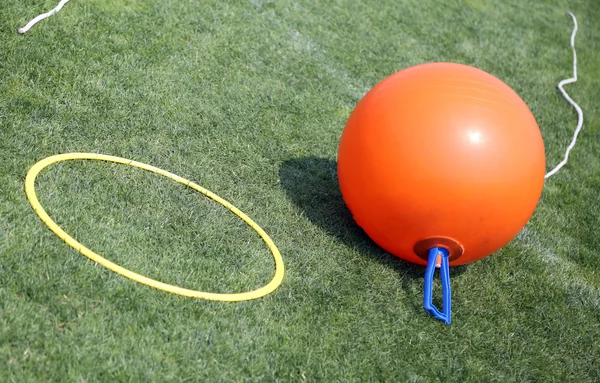 Ball für die Sprünge und ein Kreis für Hula-Hoop-Reifen — Stockfoto
