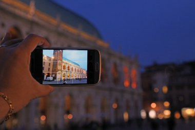 fotoğraf ile smartphone önemli bir İtalyan anıtın