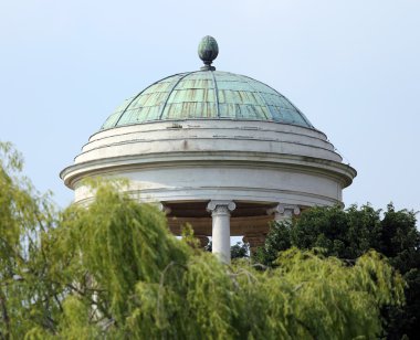 Tepenin üzerinden kubbeli Tapınağı ile kamu parki