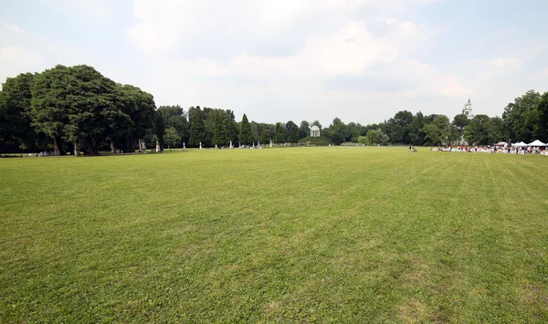 Allmän park med välvd templet över kullen — Stockfoto