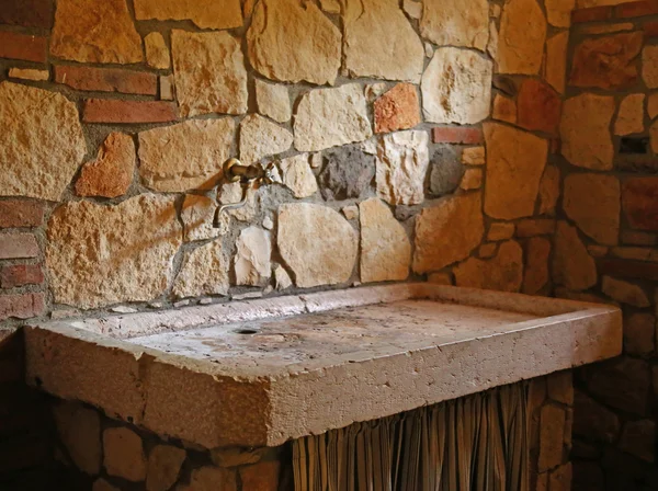 Grifo de latón con lavabo de mármol — Foto de Stock