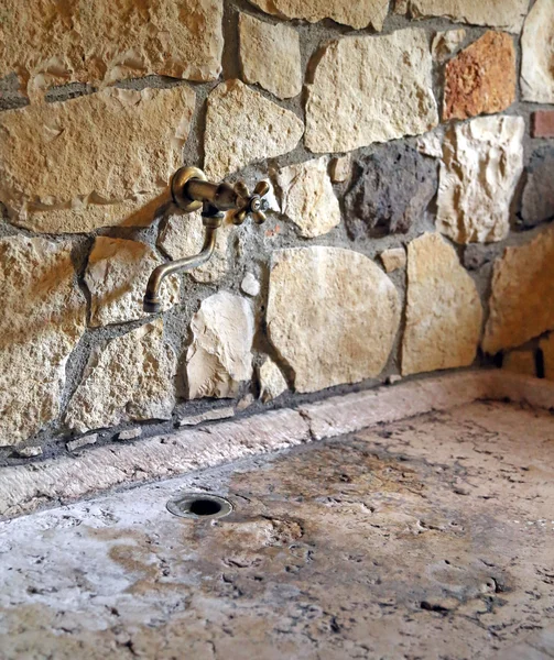 大理石の洗面台アンティーク真鍮蛇口 — ストック写真