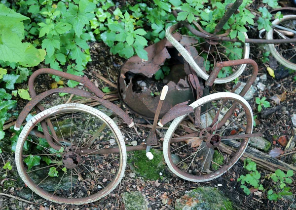 Rusty old pushchair for newborns abandoned — Stock Photo, Image