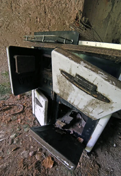 Vecchia stufa a legna arrugginita in una vecchia casa abbandonata — Foto Stock