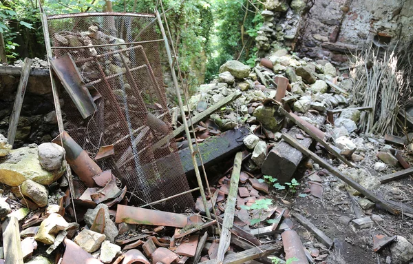 Starý opuštěný dům zhroutil po zemětřesení — Stock fotografie