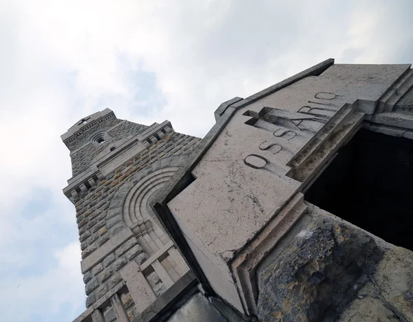 納骨堂と第一次世界大戦で戦死した兵士の記念碑 — ストック写真