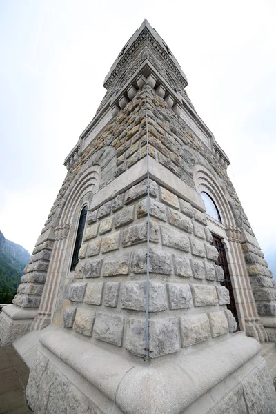 Memorial to the fallen soldiers in World War I with ossuary — Stock Photo, Image