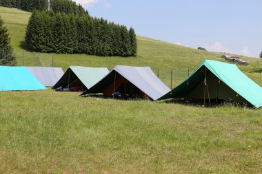 izci dağlarda bir kamp çadırları
