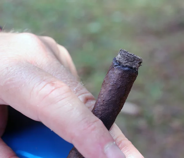 Mano del fumador con el cigarro — Foto de Stock