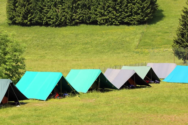 Tendas de um acampamento dos escoteiros nas montanhas — Fotografia de Stock