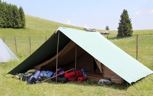 Ein Zelt auf einem Zeltplatz der Pfadfinder im Sommer — Stockfoto