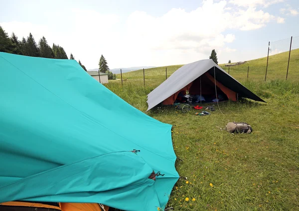 Dwa duże namioty w obozie letnim boyscout — Zdjęcie stockowe