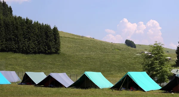 Grote tenten slapen tijdens de zomer camping — Stockfoto