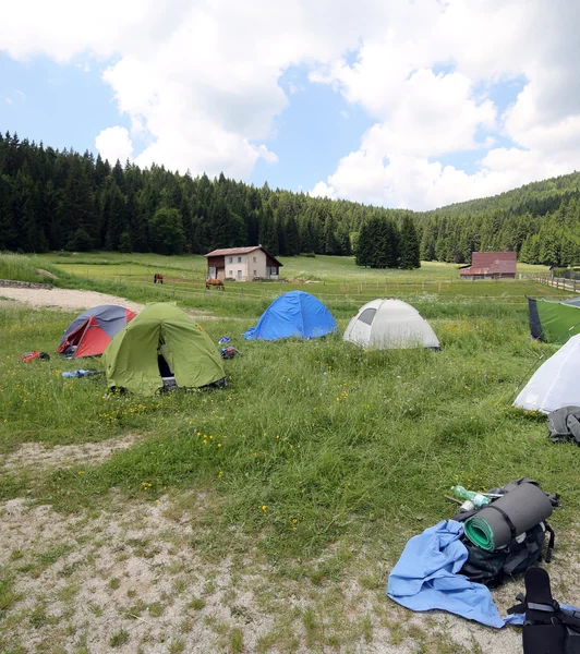Tentes dômes dans les montagnes lors d'un camping de boyscouts — Photo
