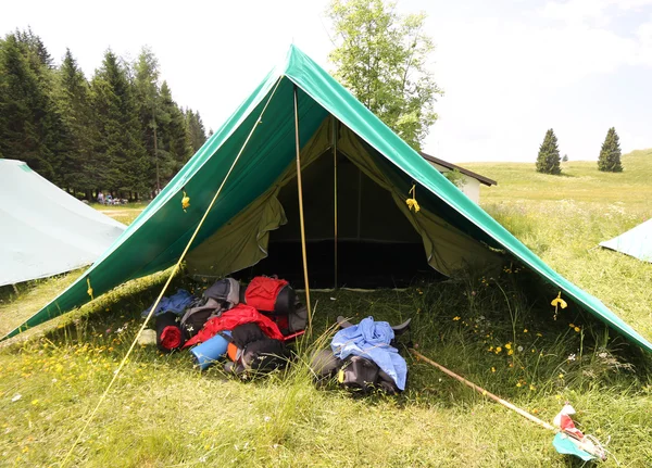 Big tent of boy scout camp with backpacks and sleeping bags spre — Stock Photo, Image