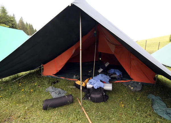 Tent of boy scout camp with backpacks and sleeping bags spread o — Stock Photo, Image