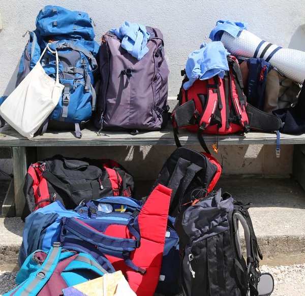 Mochilas de caminhantes antes da partida nas montanhas — Fotografia de Stock