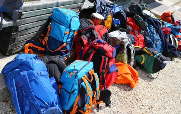 Rugzakken van wandelaars voor vertrek in de hoge bergen — Stockfoto