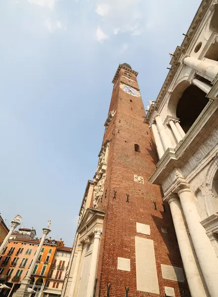 Высокая башня Палладианской базилики в итальянском городе — стоковое фото
