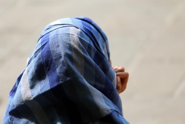 kasabada örtü ile Arap kadın