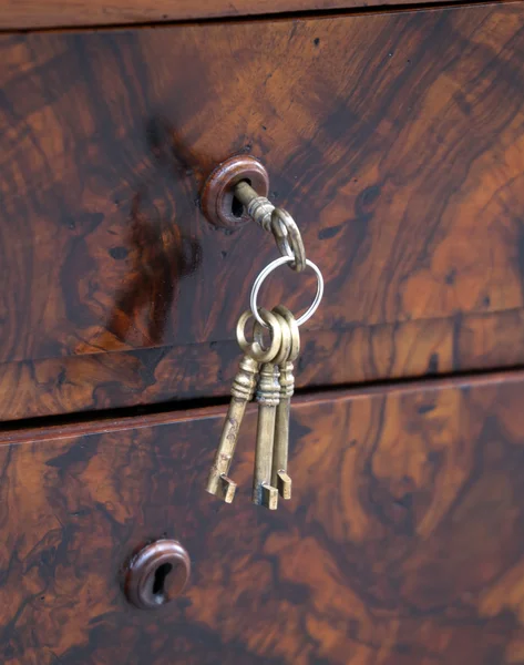 古い木製のたんすにロック掛かっているキー — ストック写真