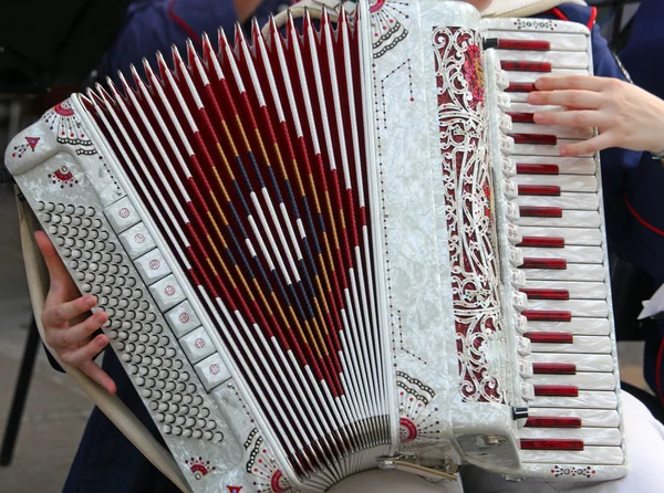 Mano di una giovane donna suona l'antica fisarmonica — Foto Stock